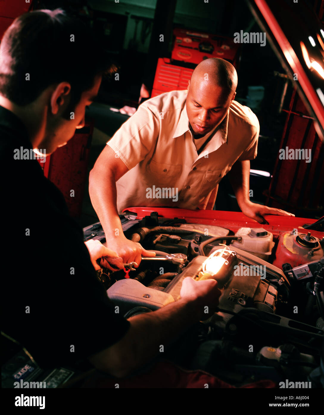 Mechaniker arbeiten auf einem Auto Stockfoto