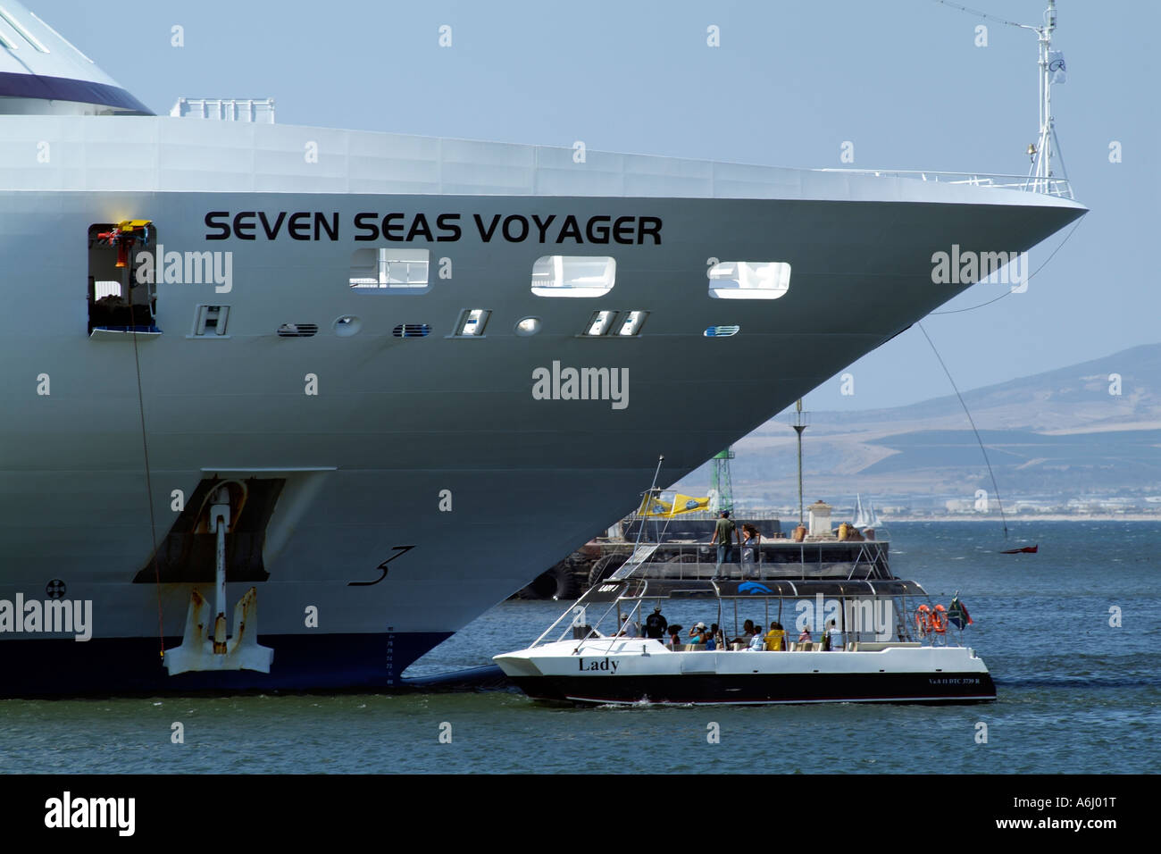 Hafen Schifffahrt und Besucher. Seven Seas Voyager Kreuzfahrtschiff im Hafen von Kapstadt Südafrika Stockfoto