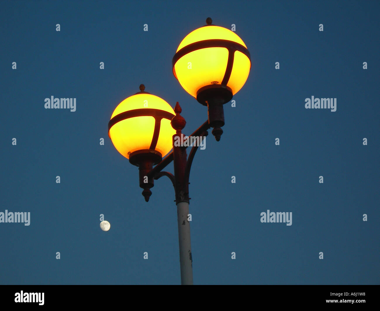 Straßenlaterne beleuchtet wie Himmel beginnt zu verdunkeln. Stockfoto