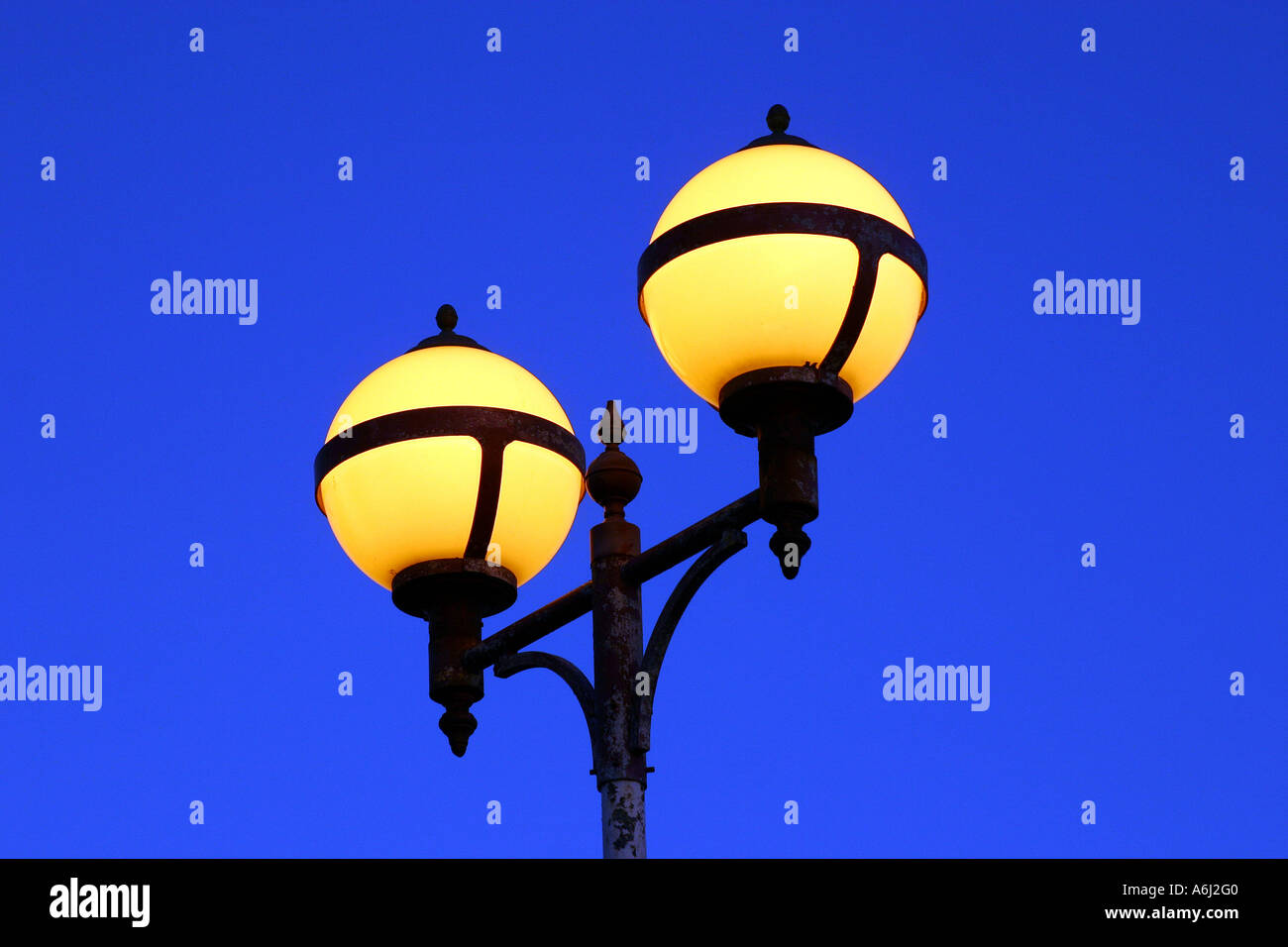 Straßenlaterne beleuchtet wie Himmel beginnt zu verdunkeln. Stockfoto