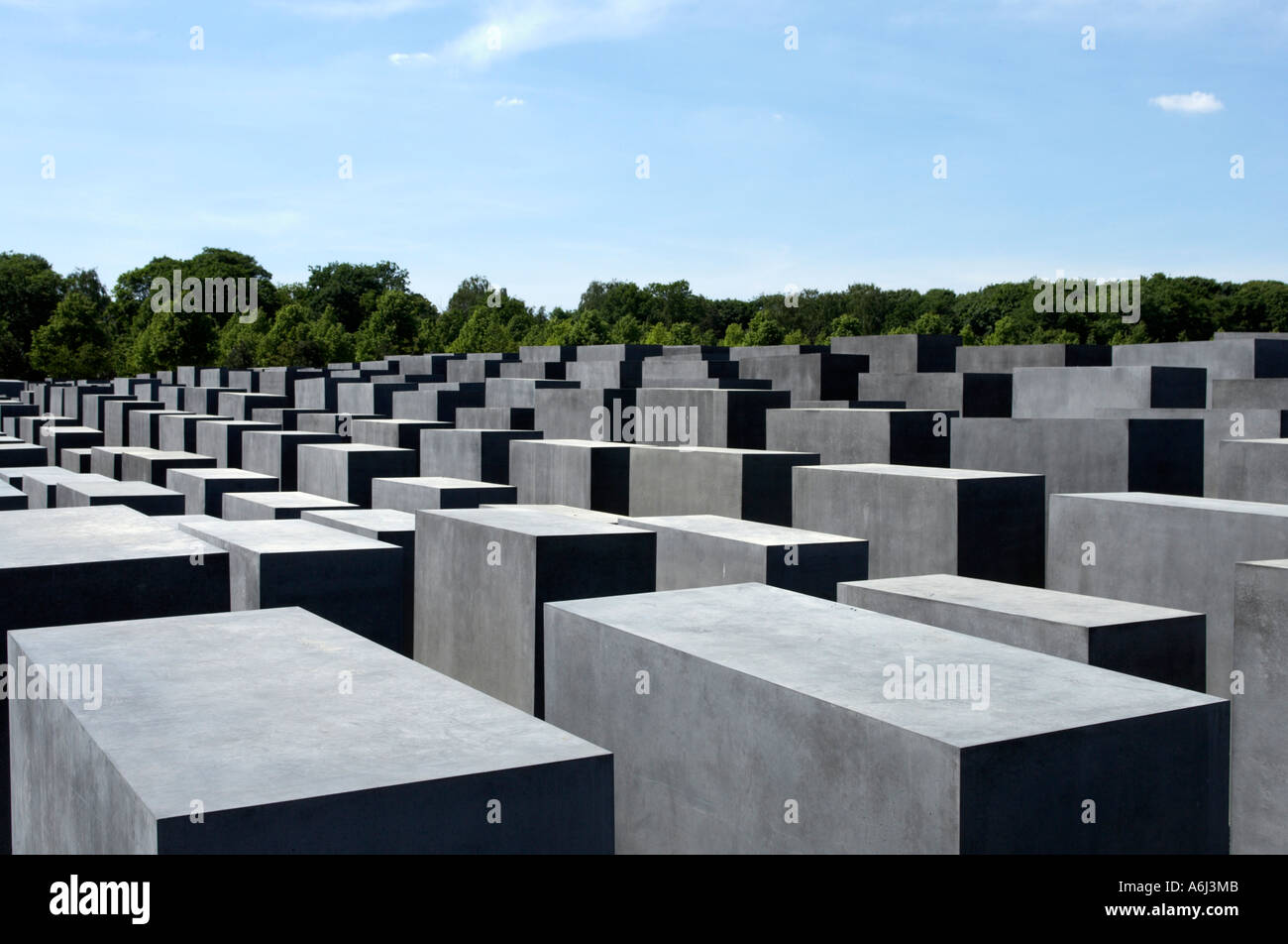 Blick über hügelige Gebiet der konkreten Stelen des Holocaust-Mahnmal in Berlin, Deutschland Stockfoto