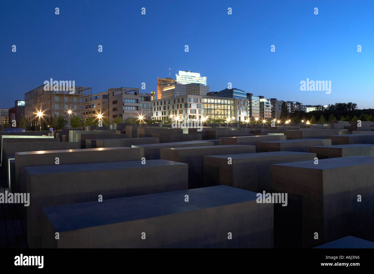 Die beleuchteten Holocaust-Mahnmal in der Nacht mit Blick auf die mehrstöckige Gebäude am Potsdamer Platz, Berlin, Deutschland Stockfoto