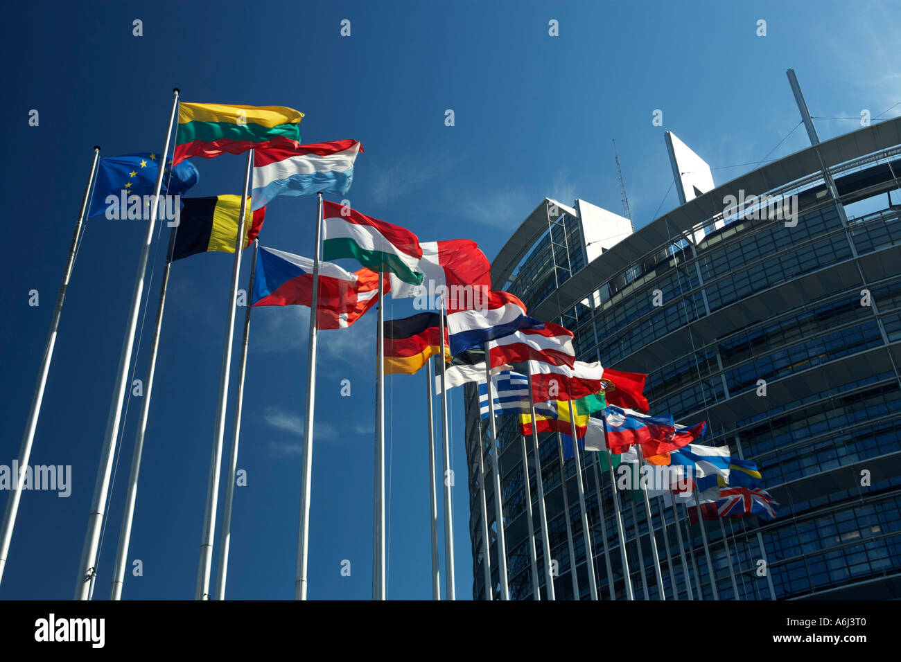 Fahnenmasten mit Fahnen der Europäische Union Länder Schlag vor dem Gebäude des Europäischen Parlaments in Straßburg, Frankreich Stockfoto