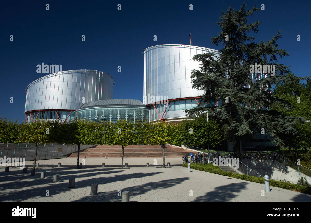 Ansicht des Europäischen Gerichtshofs für Menschenrechte mit den zwei zylinderförmigen Gebäuden der Gerichtshof Hallen, Straßburg, Frankreich Stockfoto