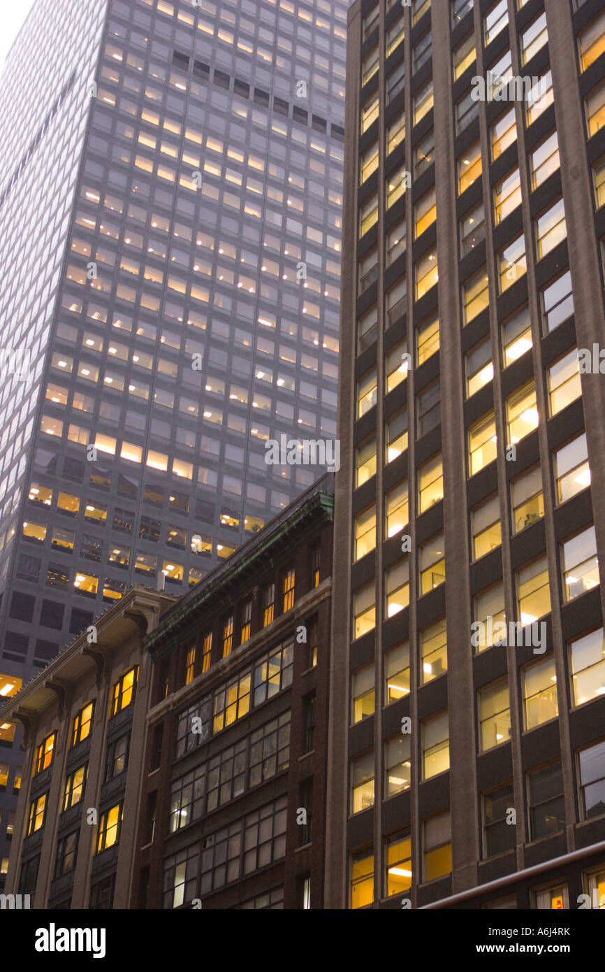 NEW YORK CITY NY USA Hochhäuser an der 44th Street abends in Manhattan Stockfoto