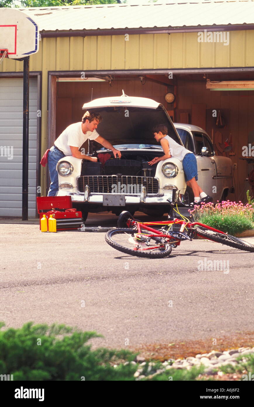 Vater und Sohn arbeiten am Auto Stockfoto