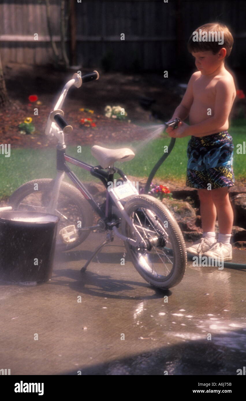 Kleiner Junge aus einem Fahrrad Schlauch Stockfoto