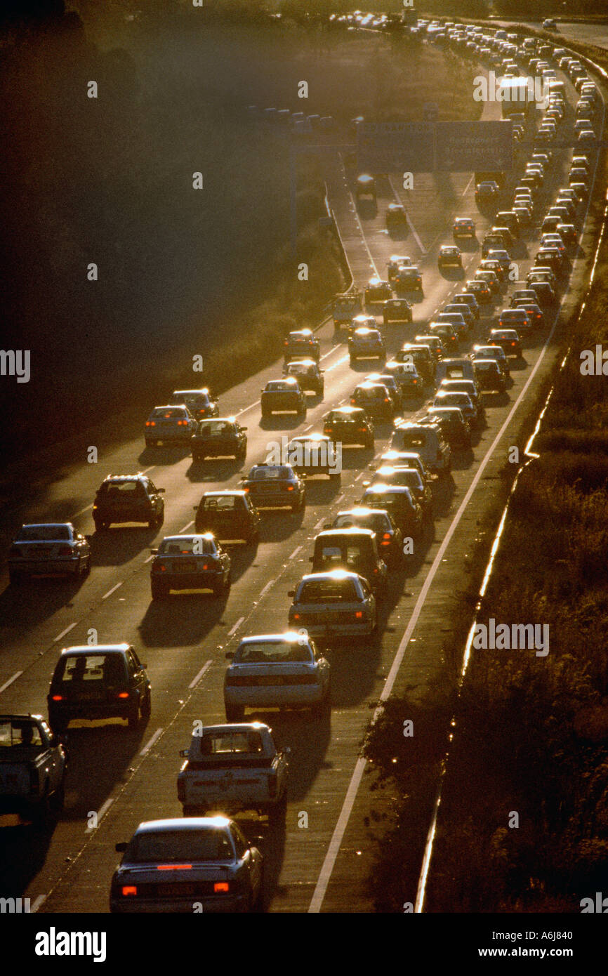 Verkehr auf einer Autobahn in Südafrika. Stockfoto