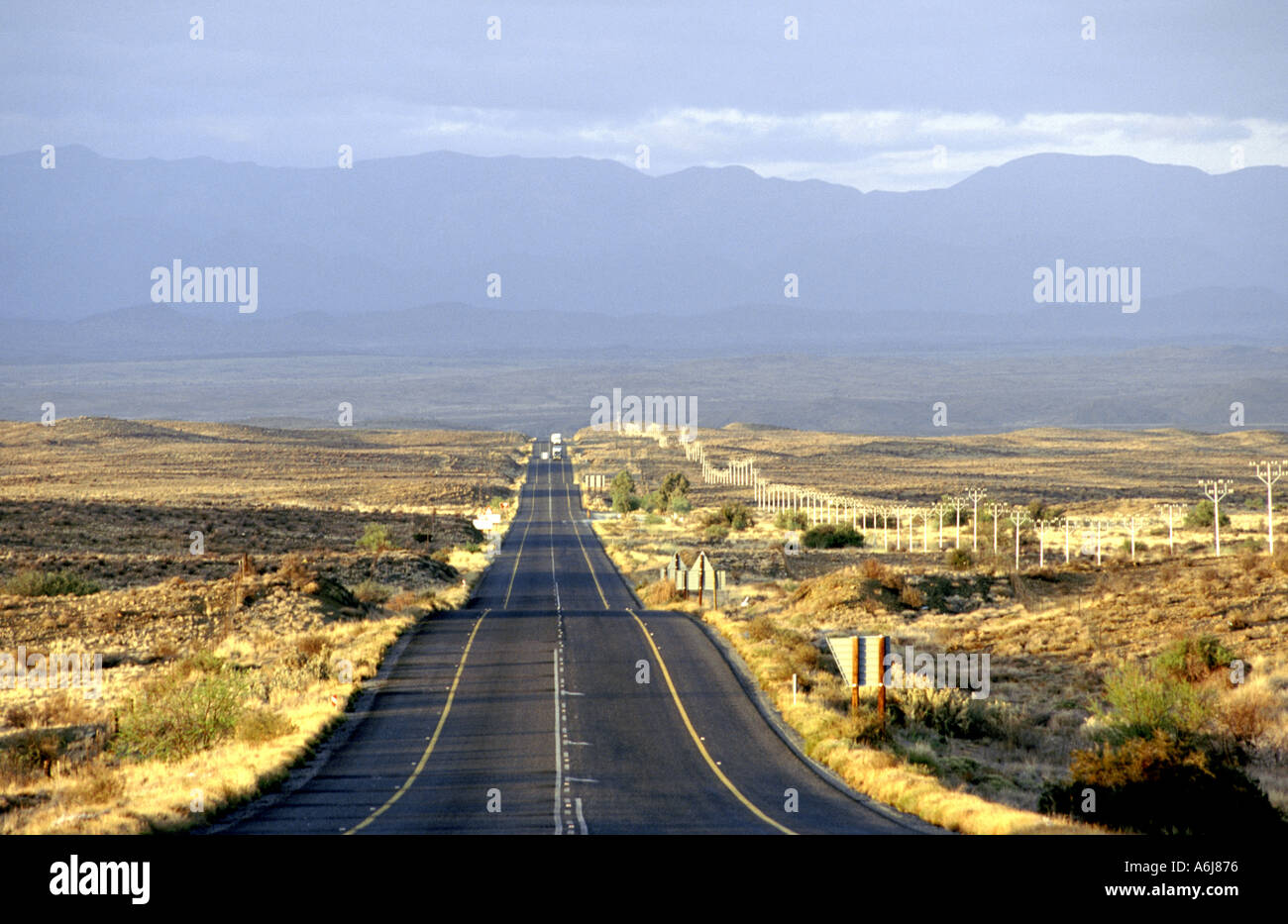 Die N1-Straße durch die Karoo in Südafrika. Stockfoto