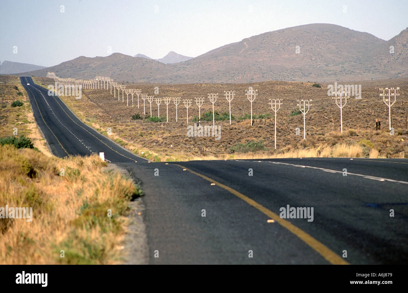 Die N1-Straße durch die Karoo in der Nähe von Oudtshoorn in Südafrika. Stockfoto