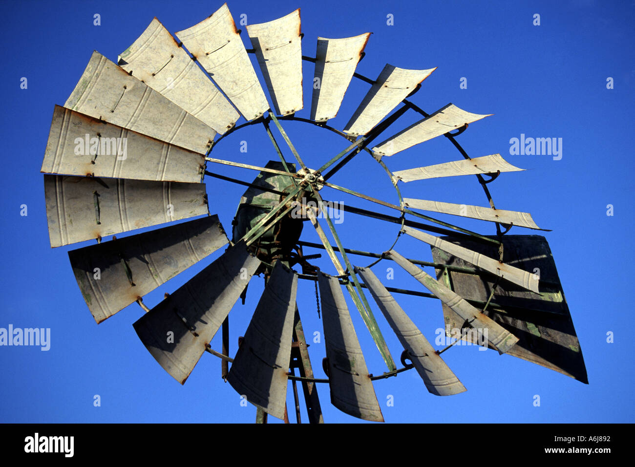 Klingen aus einem ländlichen Wasserpumpen Windmühle in Südafrika. Stockfoto