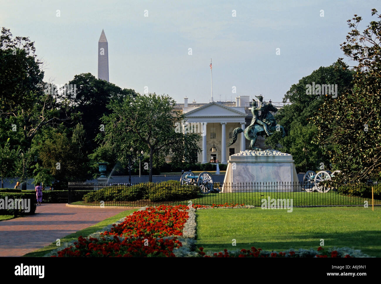 Gärten am Eingang ins Weiße Haus mit der Obelisk des Washington Monument im Hintergrund, Washington DC, USA zu sehen. Stockfoto