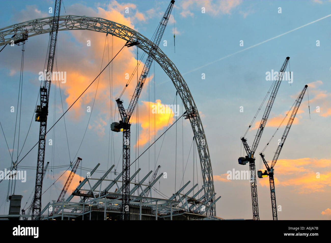Der neue Wembley Park Stadion Bogenkonstruktion bauen Kräne Fußball Sport London England UK Großbritannien Stockfoto