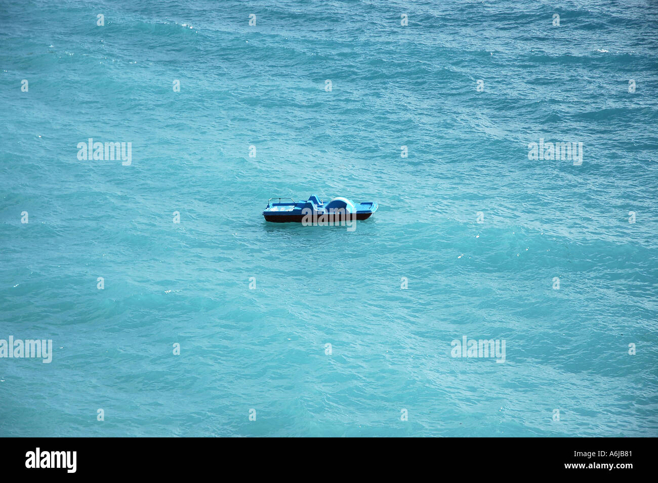 Boot am blauen Meer Stockfoto