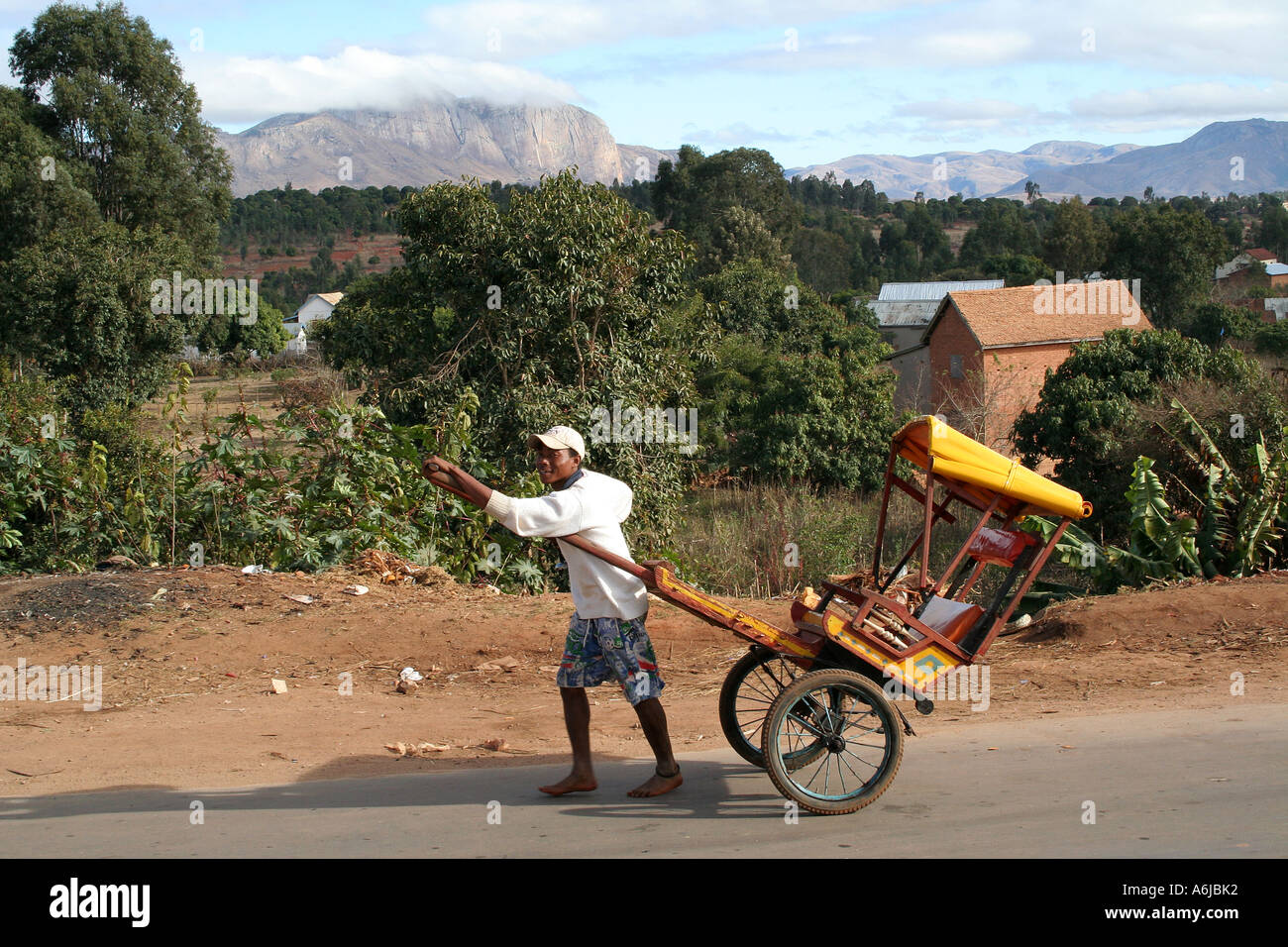 Ambalavao, Madagaskar Pousse-Pousse Fahrer ohne ein Passagier Stockfoto