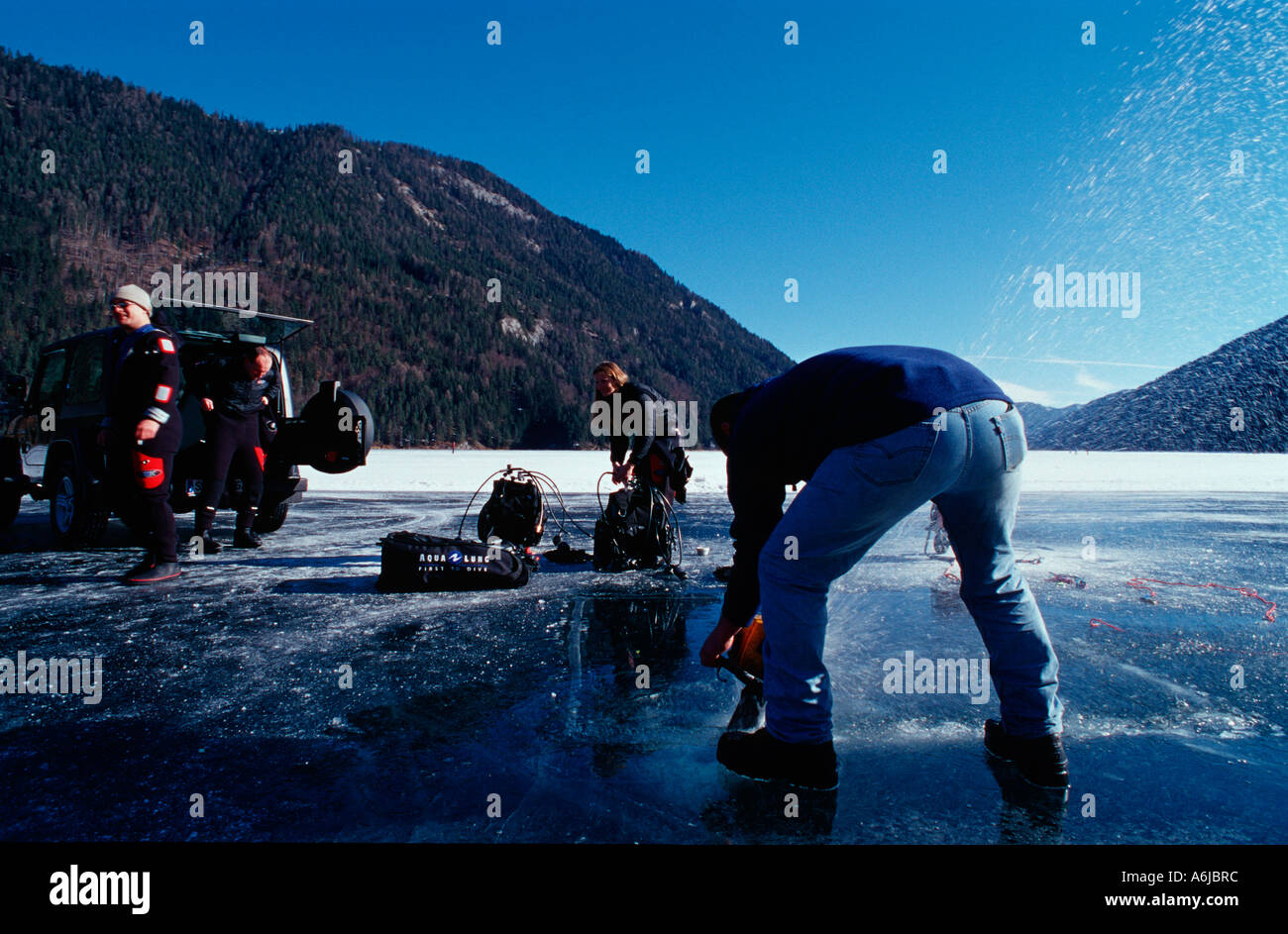 Schneiden Sie ein Loch in das Eis Eis-Taucher Stockfoto