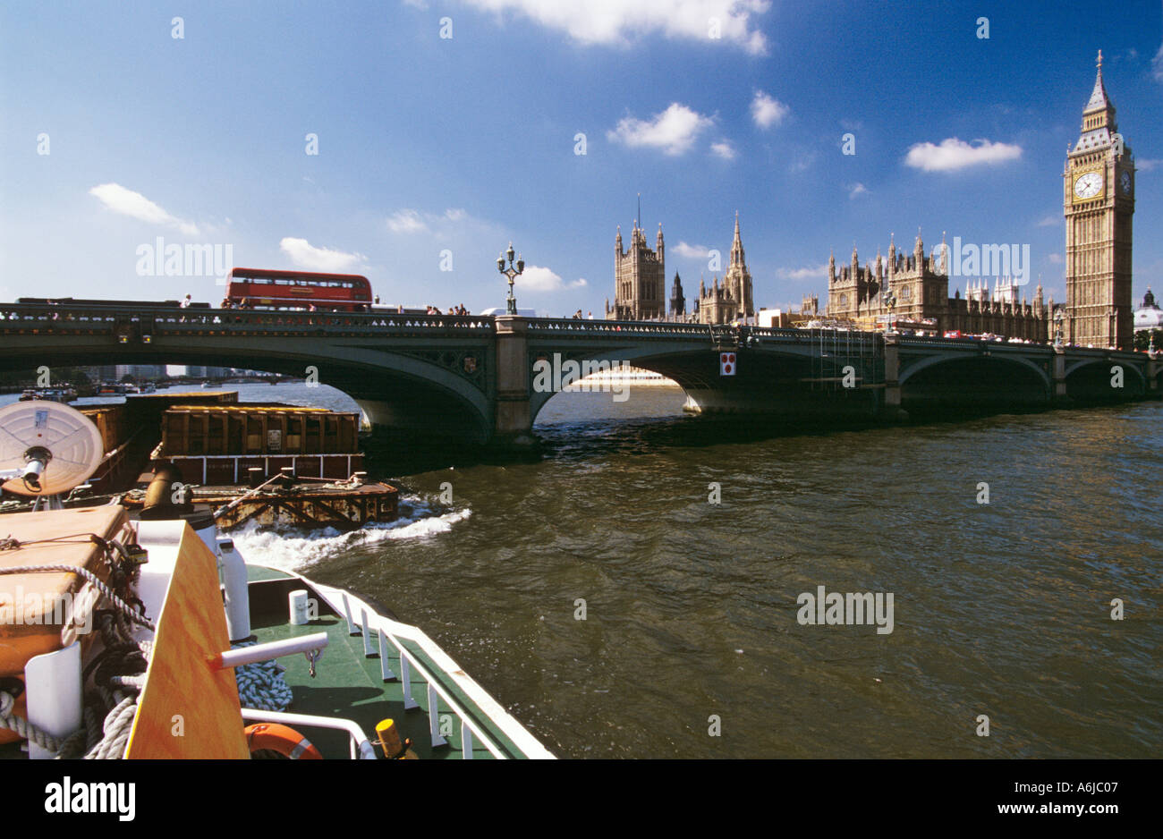 Schlepper zieht Container von Hausmüll Deponie letzten Houses of Parliament gebunden Stockfoto