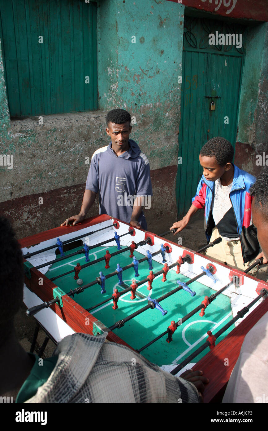 Gonder, Äthiopien, Kinder im Freien spielen Tischfußball Stockfoto