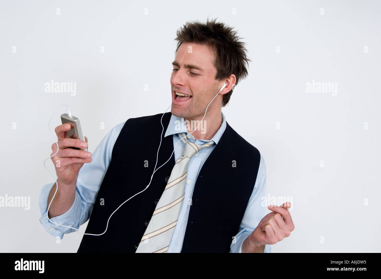 Executive mit einem MP3-Player Ipod singen Stockfoto