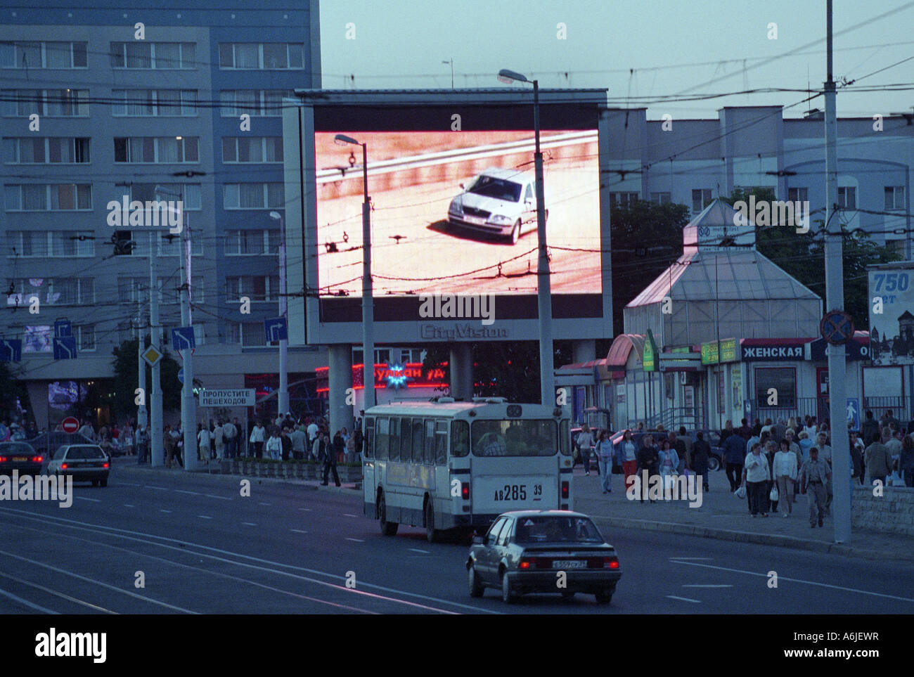 Eine große LED-Bildschirm in Kaliningrad, Russland Stockfoto