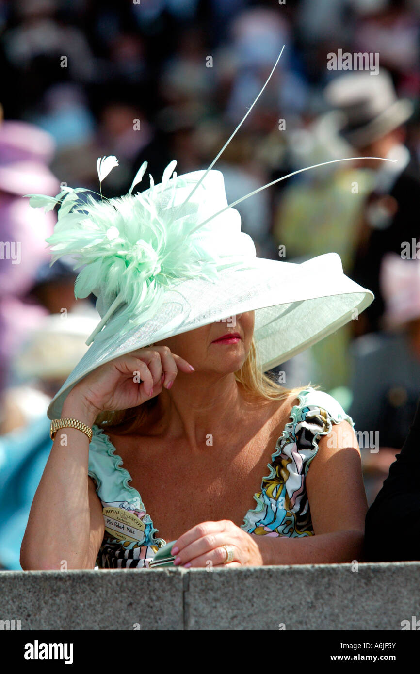 Frau in einem ausgefallenen Hut bei Pferderennen Royal Ascot, Großbritannien Stockfoto