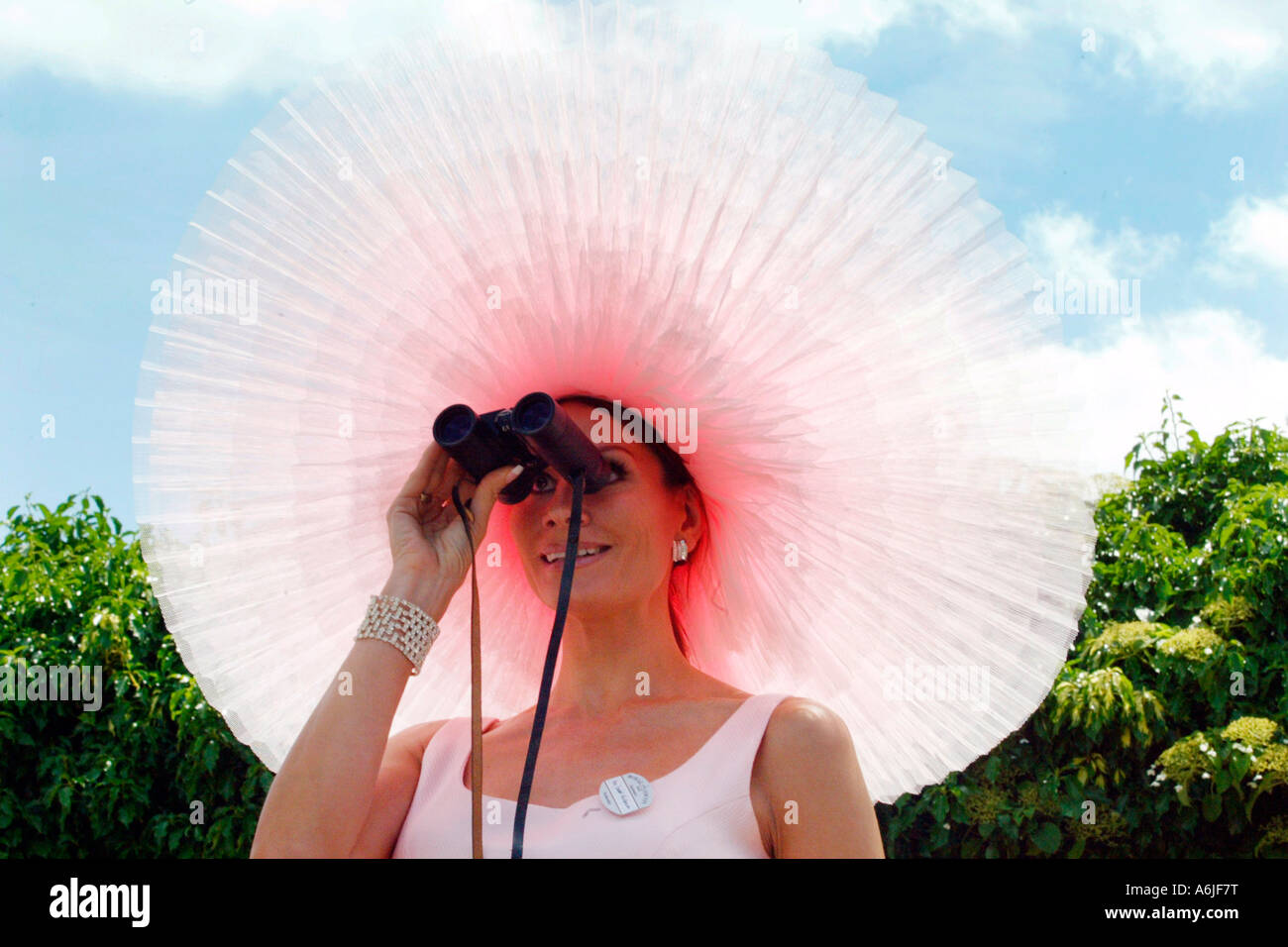 Frau in einem ausgefallenen Hut bei Pferderennen Royal Ascot, Großbritannien Stockfoto