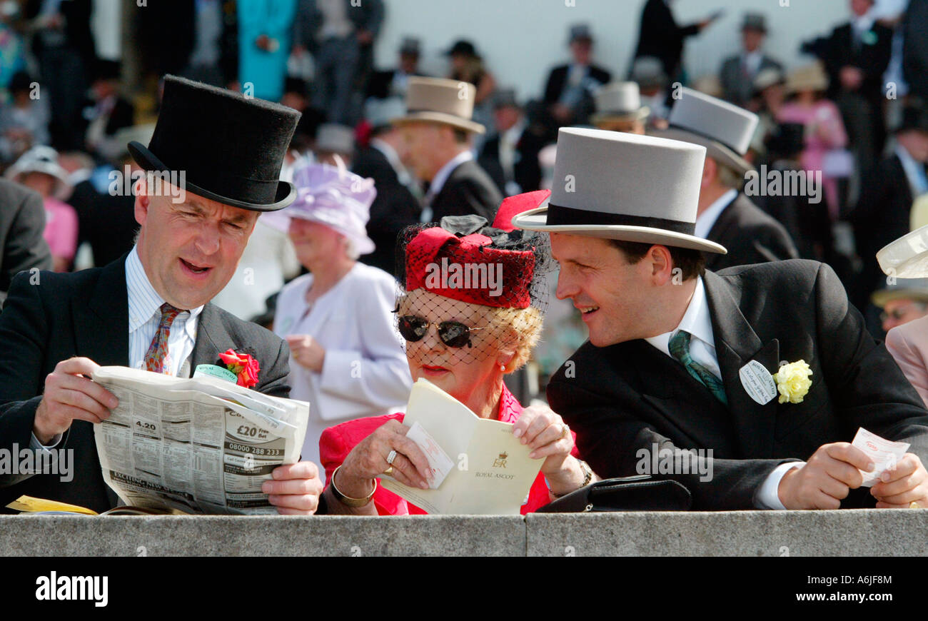 Menschen bei Pferderennen Royal Ascot, Großbritannien Stockfoto