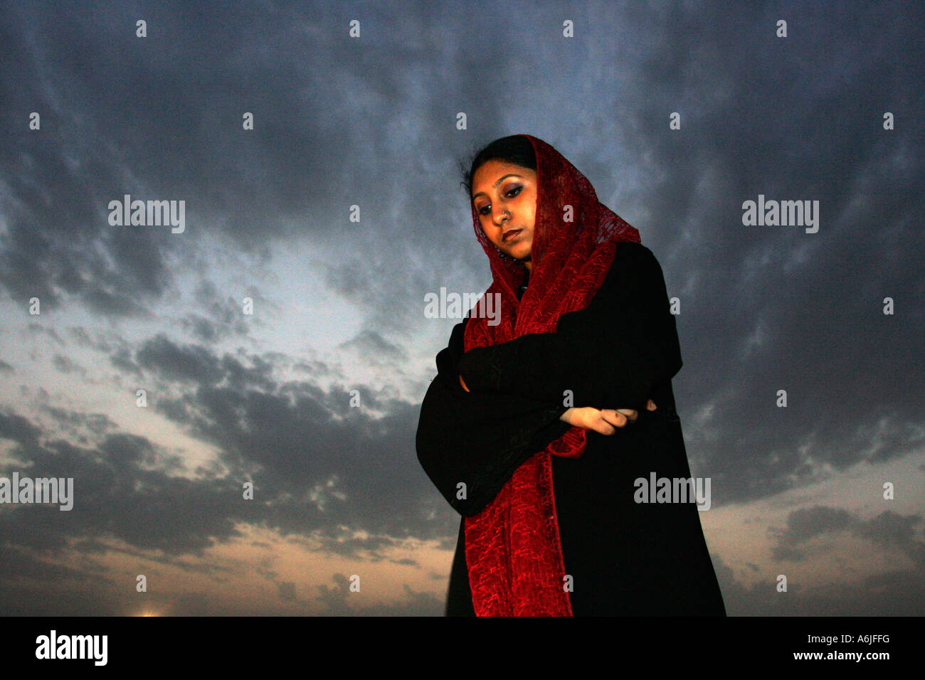 Eine arabische Frau in traditioneller muslimischer Kleidung, Dubai, Vereinigte Arabische Emirate Stockfoto