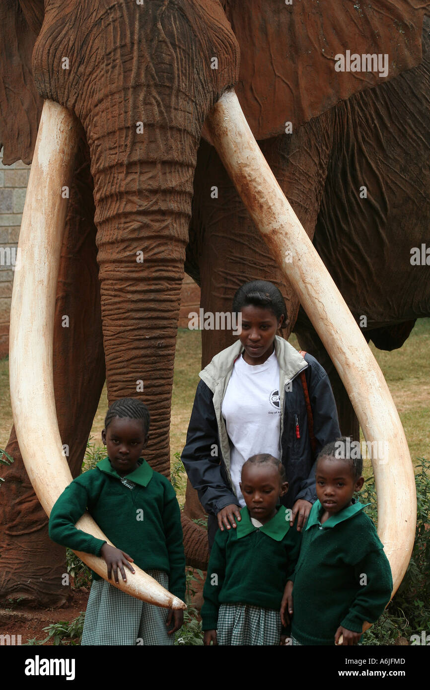 Nairobi Museum, Lehrer und Studenten stellen mit riesigen Elefanten, Nairobi, Kenia Stockfoto