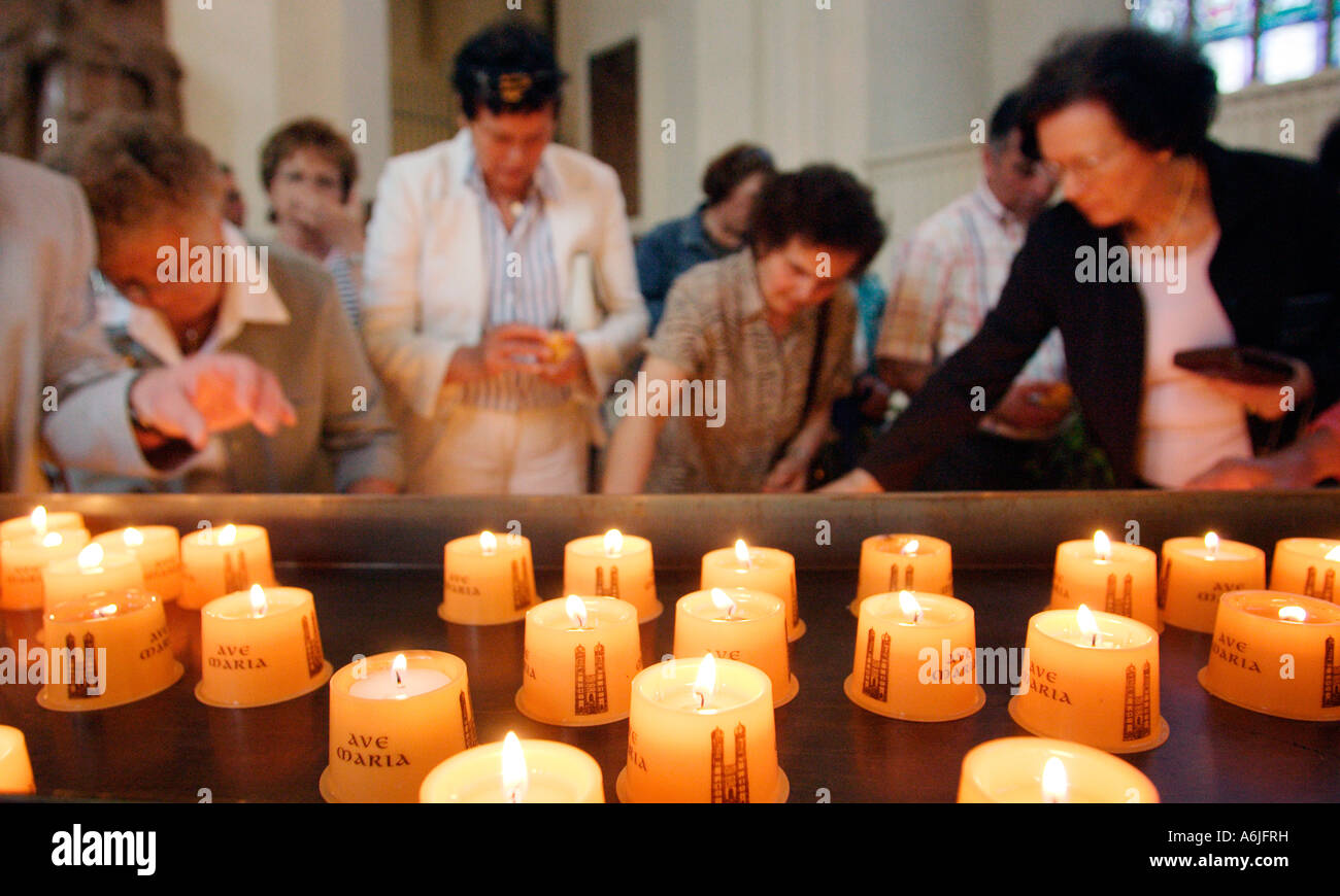 Frauen, die Kerzen in der Frauenkirche in München, Deutschland Stockfoto