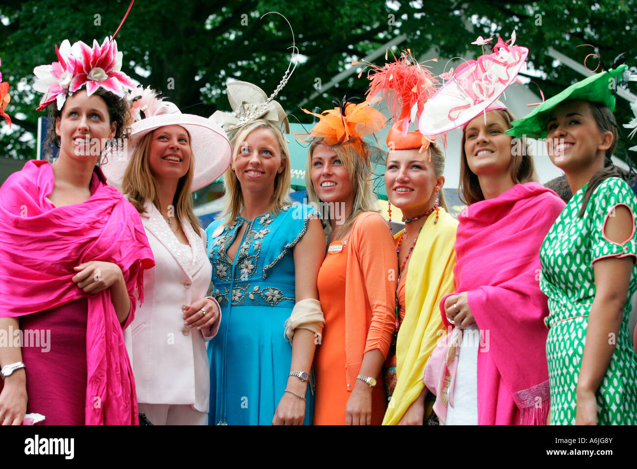 Junge Frauen in ausgefallene Hüte in Royal Ascot Pferderennen, York