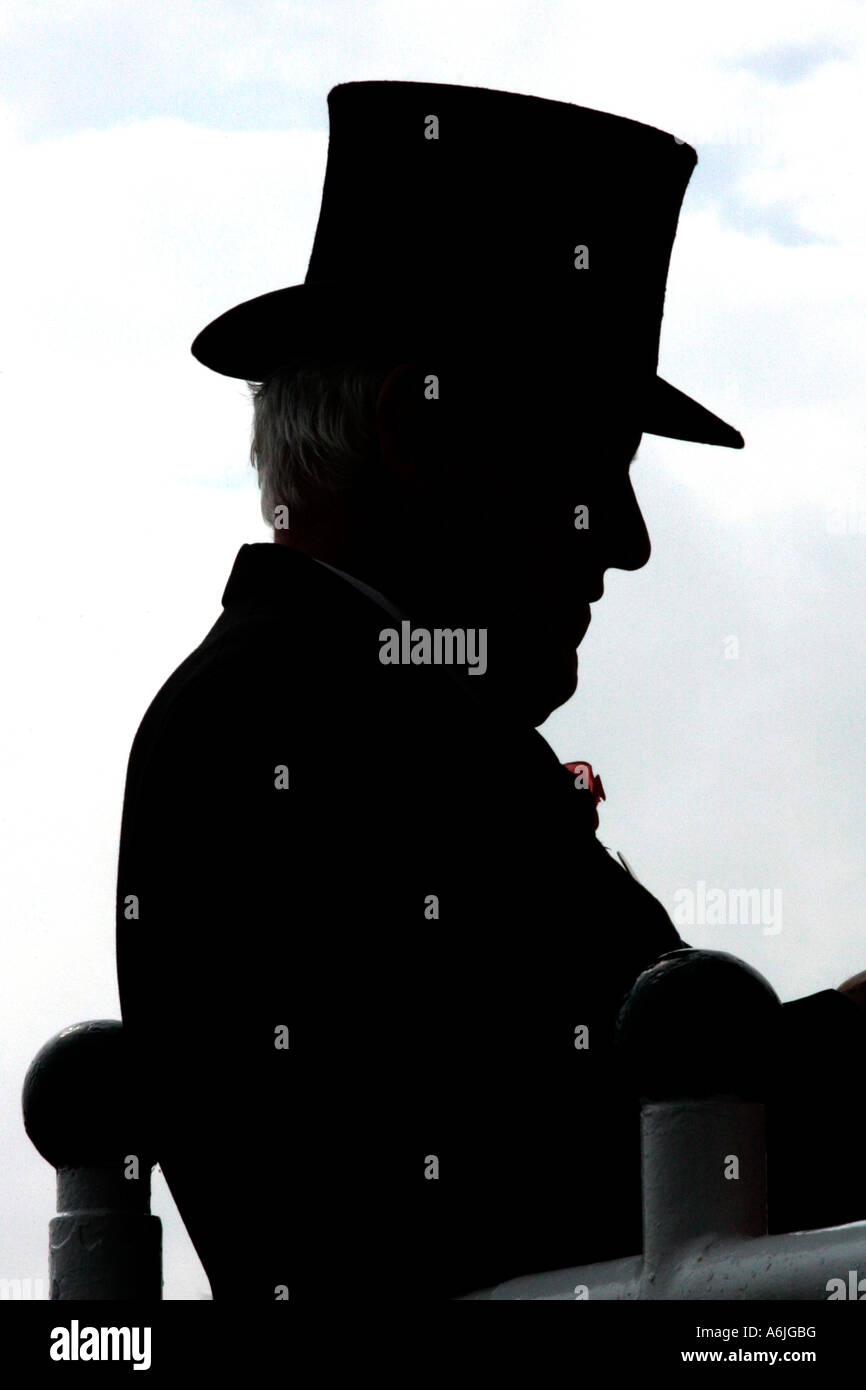 Silhouette eines Mannes mit einem Tophat, York, Großbritannien Stockfoto