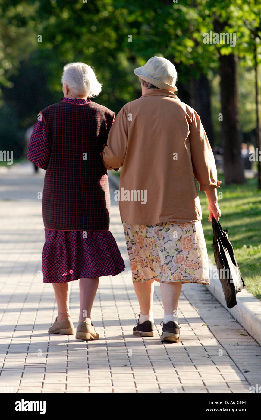 Zwei ältere Frauen, die einen Spaziergang, Moskau, Russland Stockfoto