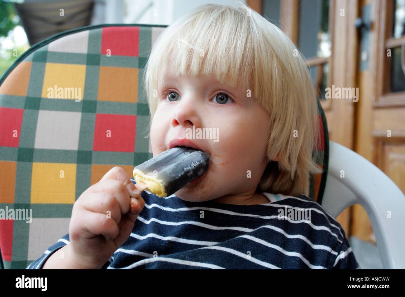 Kind, Essen ein Eis am Stiel Stockfoto