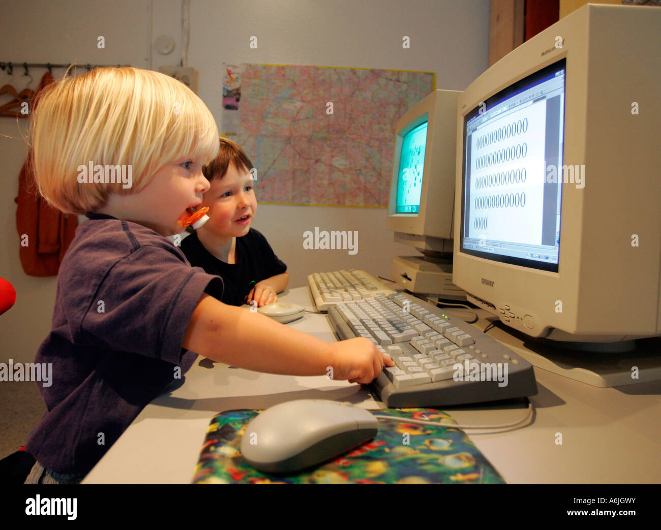 Kinder, die an einem Computer arbeiten Stockfoto