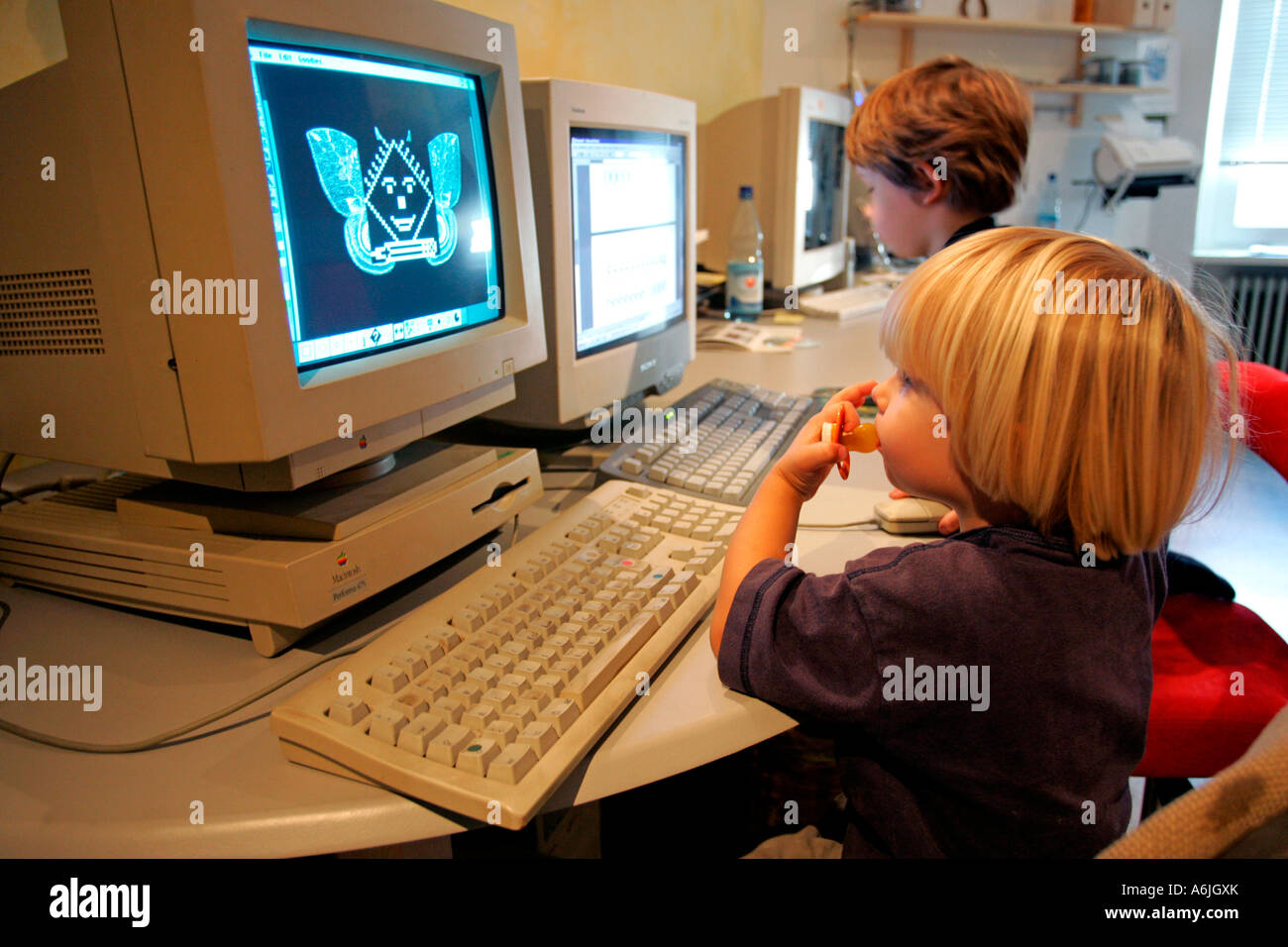 Kinder, die an einem Computer arbeiten Stockfoto