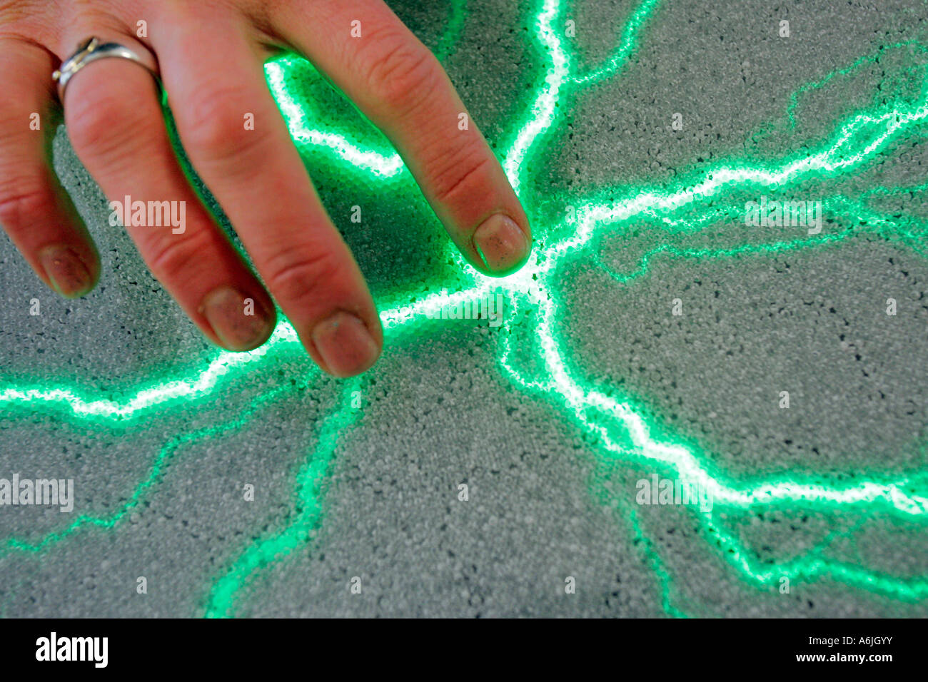 Hand und grünen Blitz Stockfoto