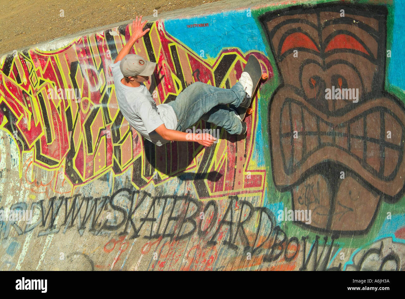 Junger Mann, skateboarding Stockfoto