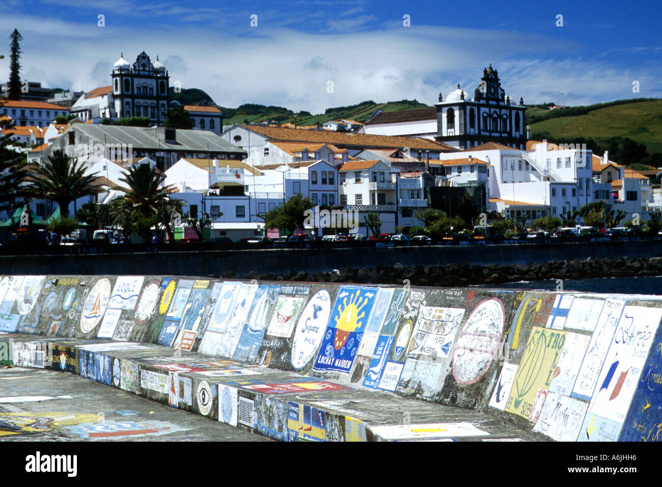 Bilder von den Matrosen auf den Kai Mauer, Portugal, Azoren, Horta Azoren Stockfoto