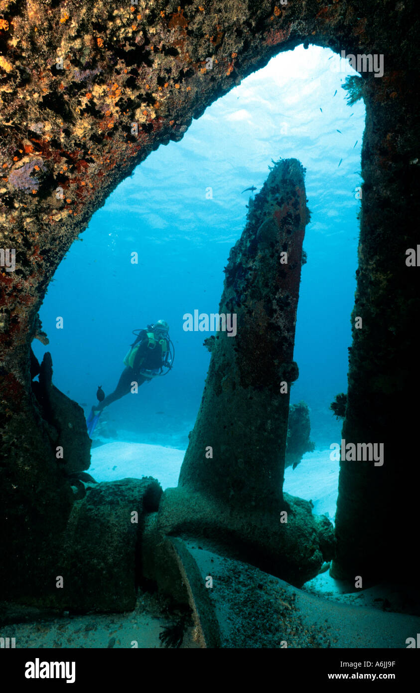 Taucher und Propeller Wrack Pemba Island Indischer Ozean Stockfoto