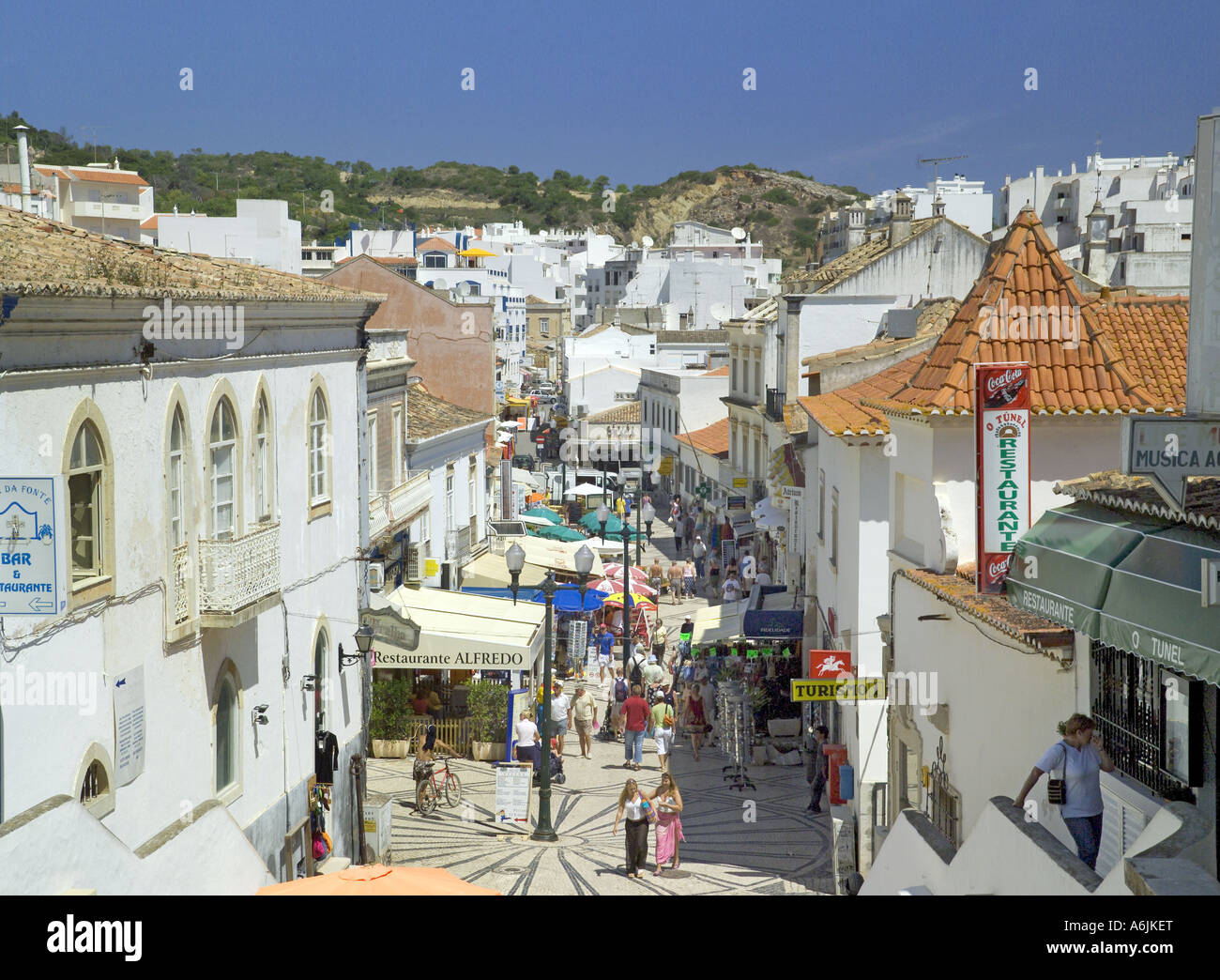 Haupteinkaufsstraße in Albufeira, Portugal, Algarve Stockfoto