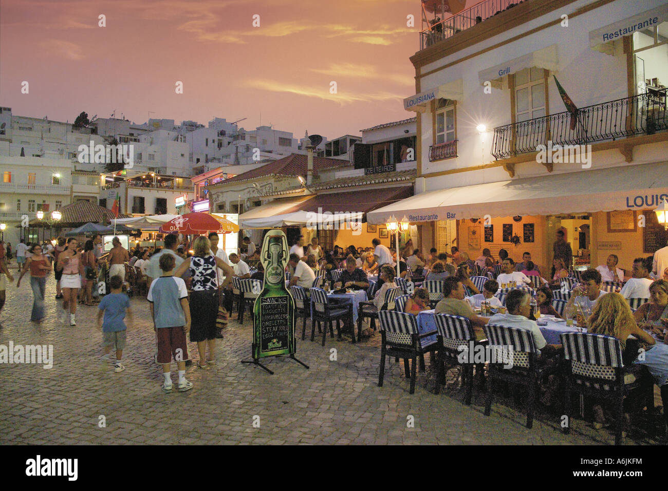 Portugal, der Algarve; Albufeira Straße Restaurants am Abend ...