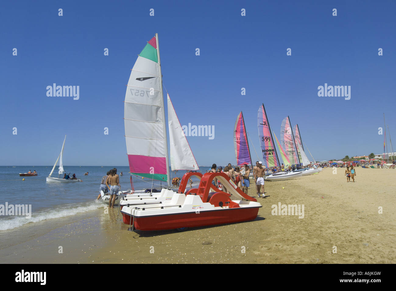 Spanien, Costa De La Luz, Islantilla, Strand mit Wassersport Stockfoto