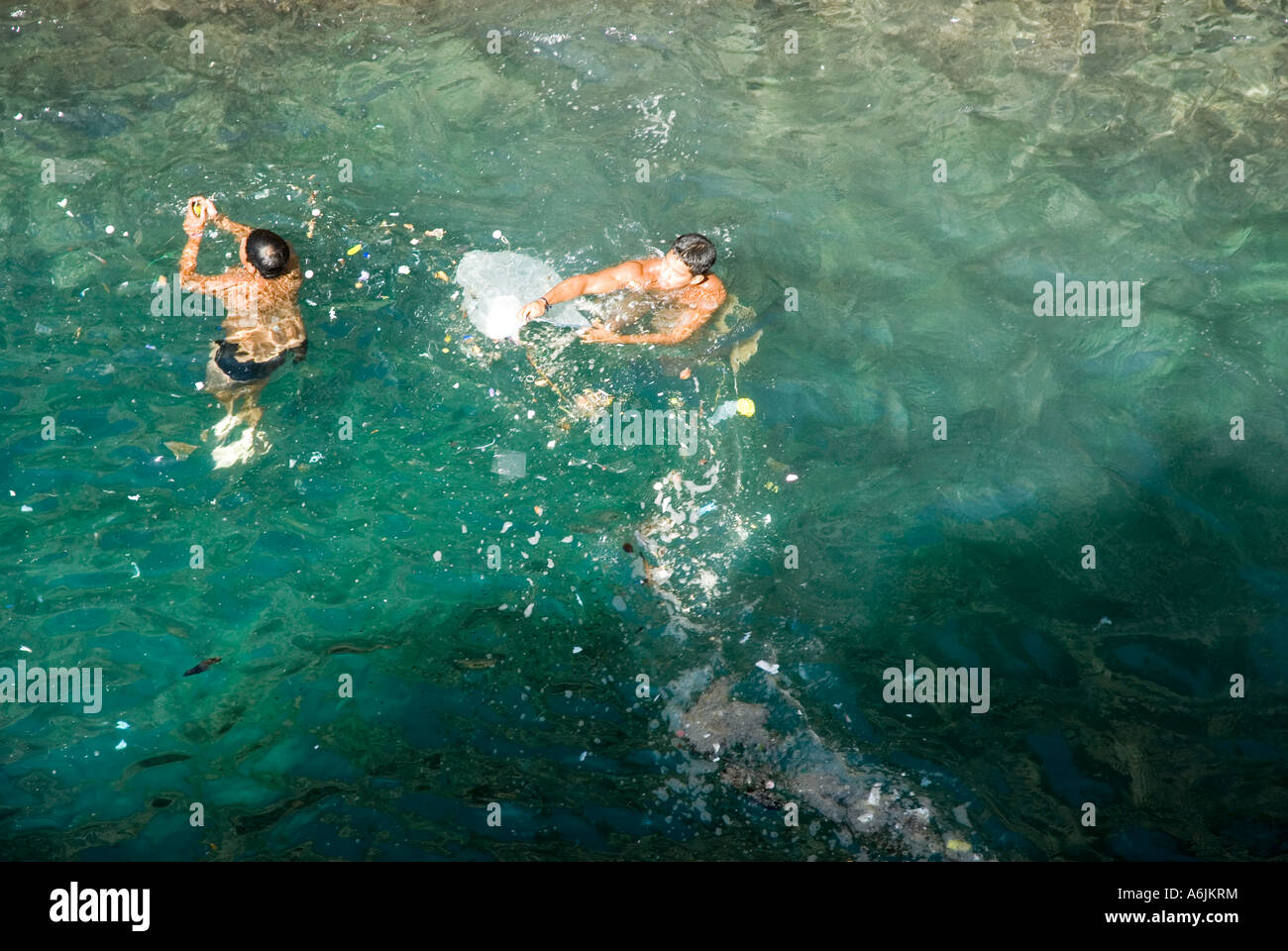 Taucher aus Quebrada Klippen Reinigung das Wasser aus dem Papierkorb - Acapulco Stockfoto