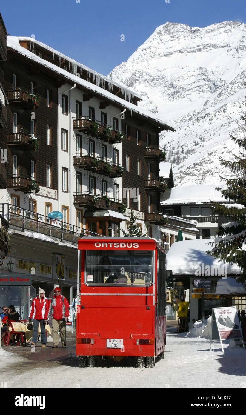 Elektro-Trolley in Saas Fee im Auto frei Skigebiet der Schweiz  Stockfotografie - Alamy