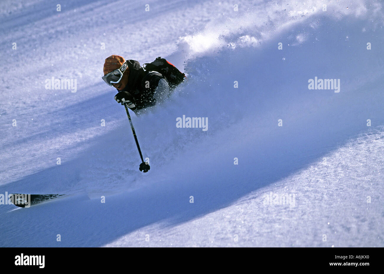 Frau Skifahrer im Tiefschnee bei Haines, Alaska Stockfoto