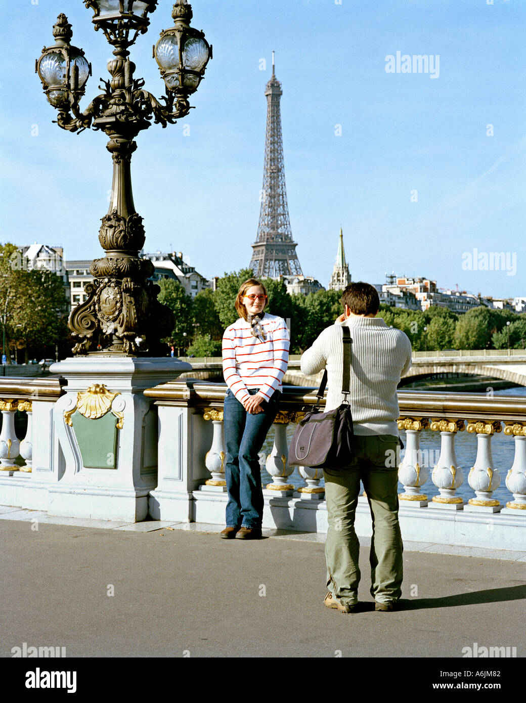 Paar die Bilder auf der Brücke vor Eiffelturm Paris Stockfoto