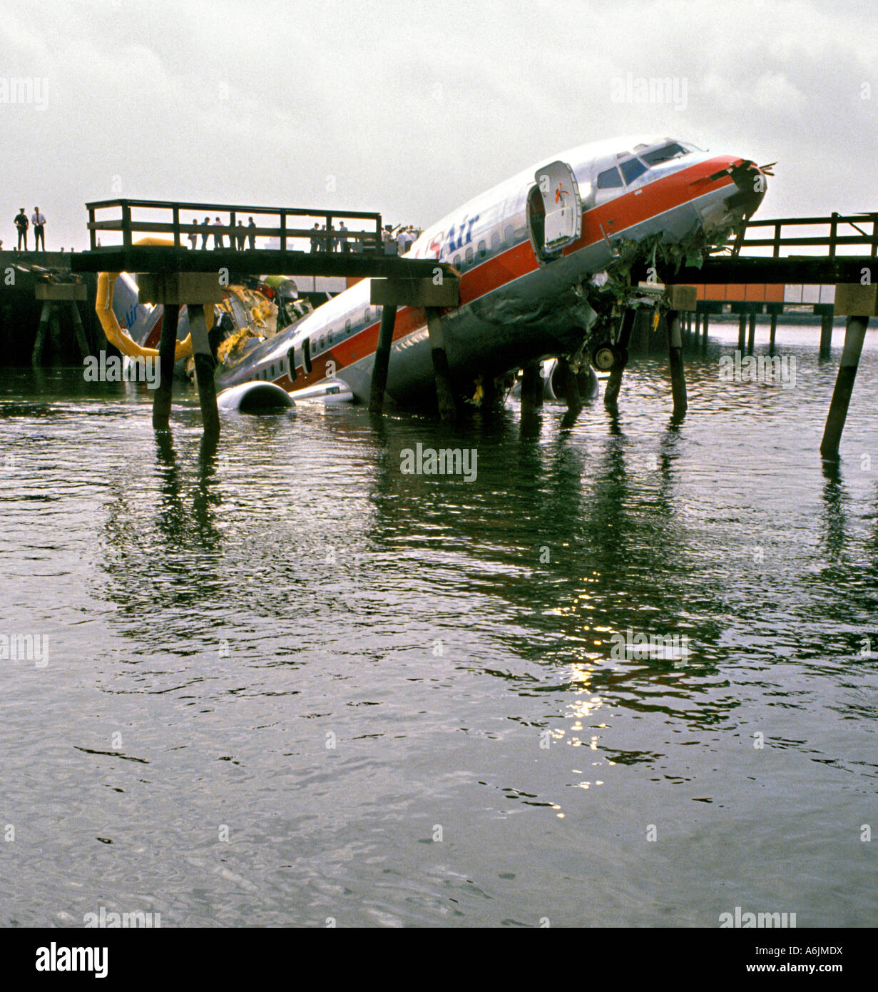Wrack des Flugzeugs von U-S-Air-Flug 5050 nachdem es stürzte auf ausziehen im East River New York 21. September 1989 Stockfoto