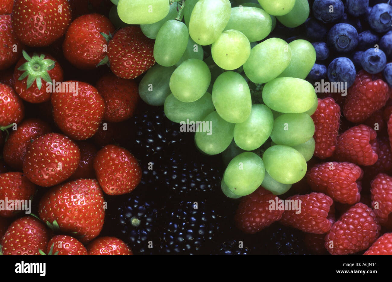 Freash Brombeeren Erdbeeren Himbeeren Heidelbeeren und grüne Trauben Stockfoto