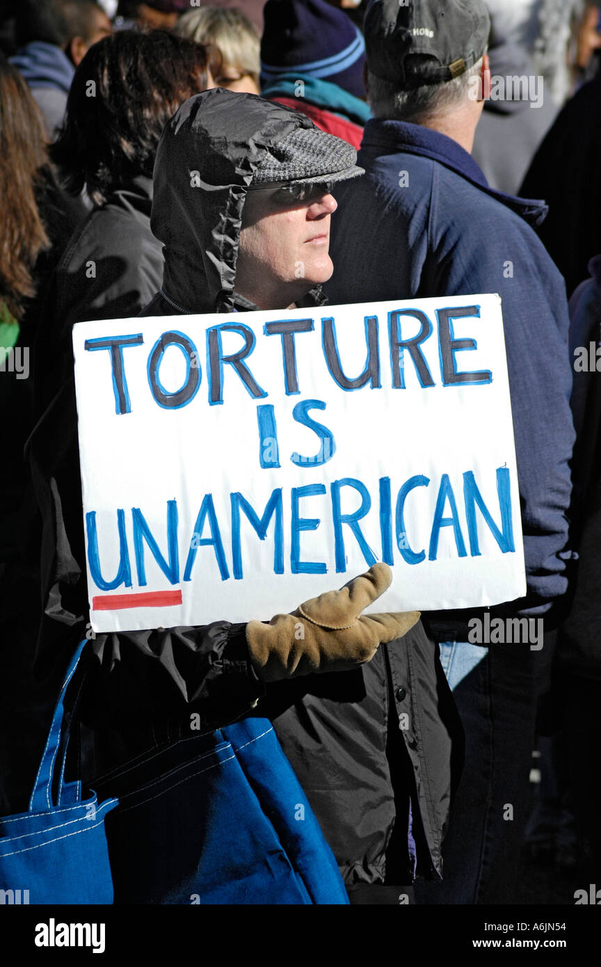 Anti-Irak-Kriegs-Demonstranten in Atlanta GA USA mit Zeichen ist Folter unamerikanisch Stockfoto